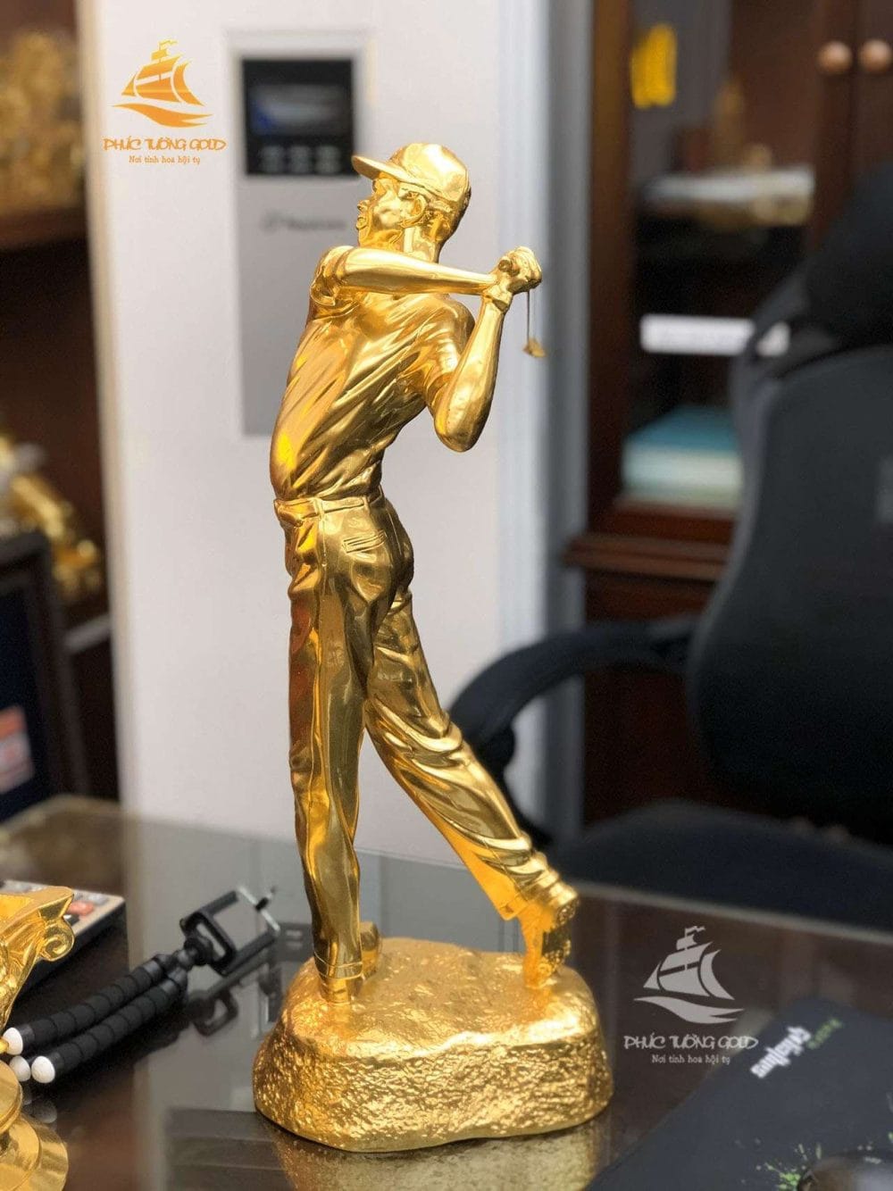 Tượng người chơi Golf dát vàng 24k