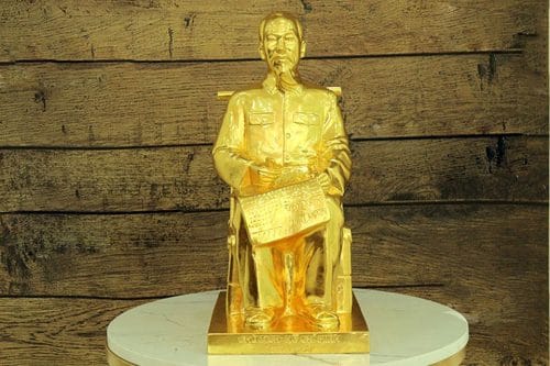 Tượng Bác Hồ ngồi đọc báo dát vàng 24K đặt trên bàn làm việc