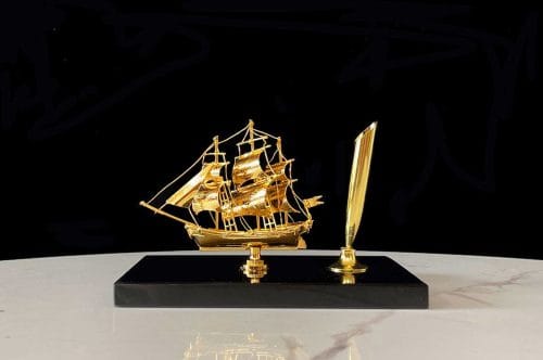 Giá cắm bút ký thuyền buồm mạ vàng 24K CB03 đặt trên bàn làm việc lãnh đạo