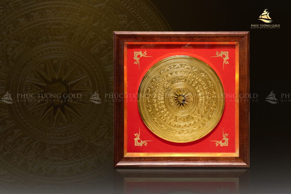 Tranh mặt trống đồng đông sơn mạ vàng, nền đỏ mã TD04 4