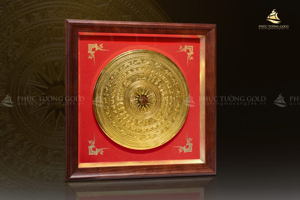 Tranh mặt trống đồng đông sơn mạ vàng, nền đỏ mã TD04 3