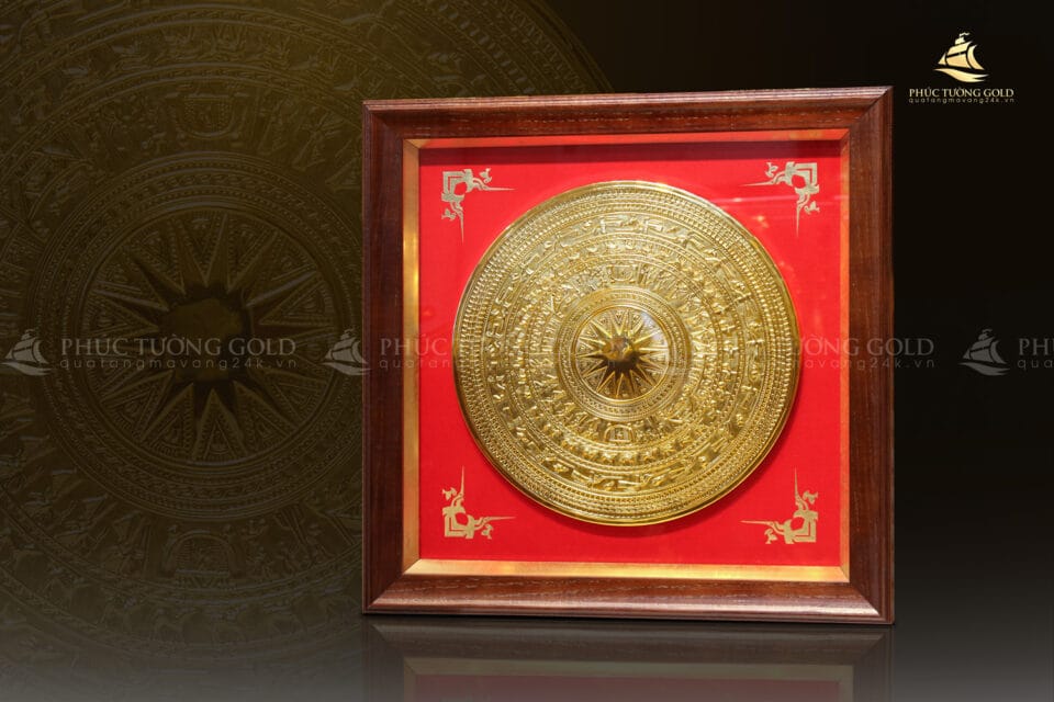 Tranh mặt trống đồng đông sơn mạ vàng, nền đỏ mã TD04 2