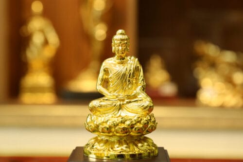 Tượng Phật Thích Ca Mâu Ni mạ vàng 24K ngồi thiền trên tòa sen, thần thái từ bi thanh tịnh
